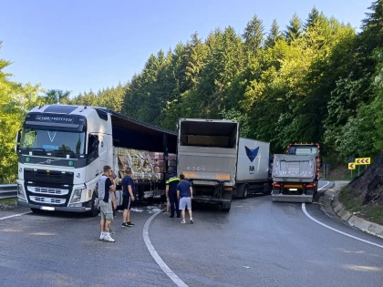 Două autotrenuri s-au ciocnit pe DN 76, la limita dintre județele Arad și Bihor. Traficul este dirijat