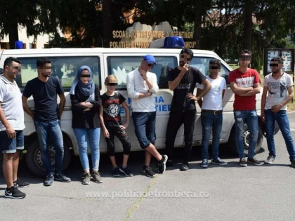 Două călăuze şi nouă migranţi, depistaţi de poliţiştii de frontieră de la Valea lui Mihai   
