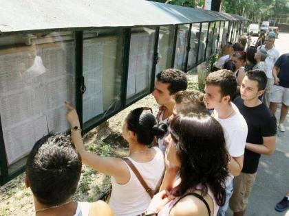 Două eleve din Arad au obținut 10 pe linie la Bacalaureat. Rata de promovare în județ e sub media pe țară