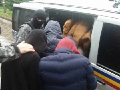 Două femei și un bărbat din Arad, reținuți pentru șantaj și cămătărie
