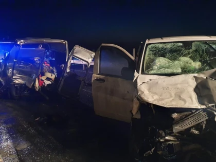 Două microbuze s-au ciocnit pe autostrada Arad-Nădlac. Traficul e blocat, pe sensul de mers spre Arad