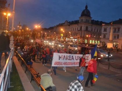 DOUA MII DE ARADENI AU IESIT IN STRADA SA-L SUSTINA PE VICTOR PONTA!