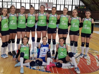 Două nădlăcance şi antrenorul, la lotul naţional U17