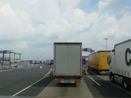 Două ore de așteptare pentru TIR-uri, în vama Nădlac II, la intrarea în țară