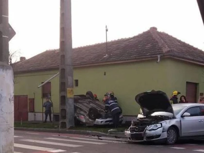 Două persoane au ajuns la spital, în urma unui accident petrecut în Arad