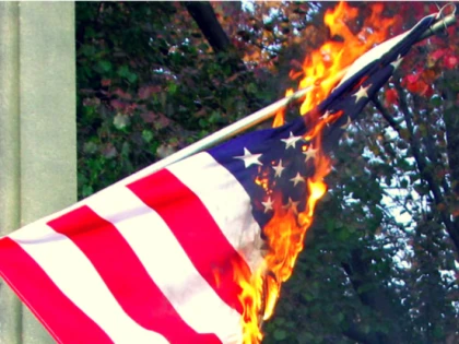Două persoane au fost arestate după ce au incendiat un steag american în apropiere de Casa Albă