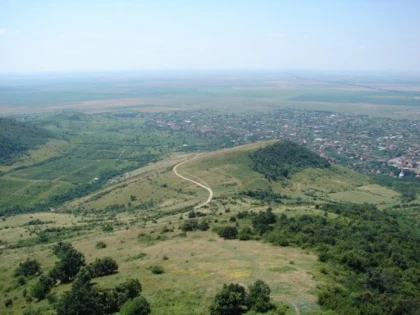 Două persoane s-au rătăcit pe dealurile Șiriei. Jandarmii, pompierii și voluntarii au pornit în căutarea lor