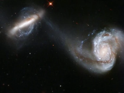 Două roiuri de galaxii urmează să se ciocnească