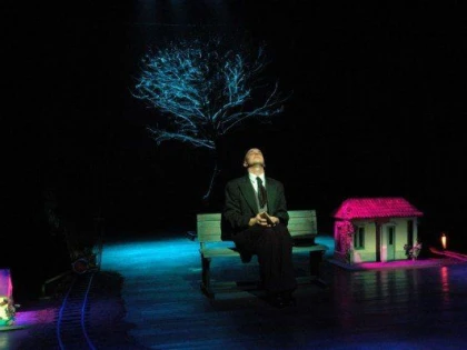 DOUA SPECTACOLE SEMNATE IOAN PETER PIT, IN LUNA PLINA DE TEATRU