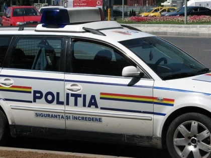 Două tinere au furat 30 de pachete cu dulciuri, dintr-un autoturism