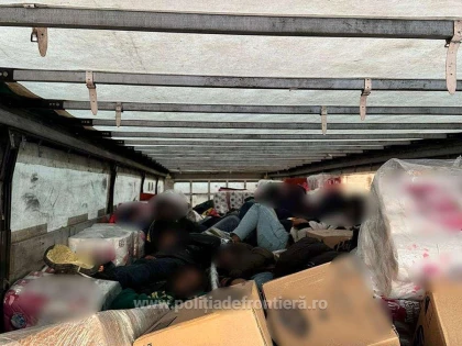 Două TIR-uri cu 90 de cetățeni din Bangladesh, Pakistan și Siria oprite la Nădlac II