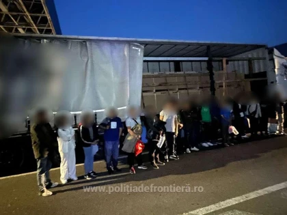 Două TIR-uri pline cu refugiați, descoperite în vama Nădlac II