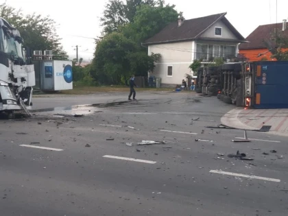 Două TIR-uri s-au ciocnit în Săvârșin, blocând circulația pe DN7