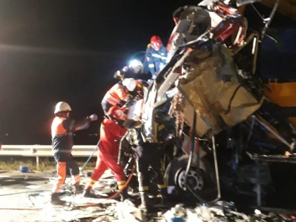 Două TIR-uri s-au făcut praf la Nădlac
