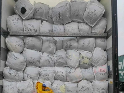 Două transporturi de deşeuri textile din Germania, oprite la intrarea în România