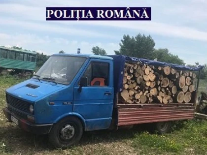 Două transporturi ilegale de lemne, confiscate de polițiștii din Lipova