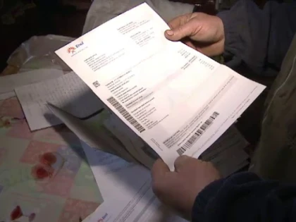 Două treimi dintre români ''se descurcă financiar'' cu facturile, dar nu mai au bani de recreere