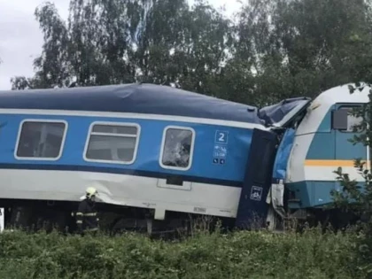 Două trenuri de pasageri s-au ciocnit în Cehia: Doi oameni au murit, alți peste 40 sunt răniți