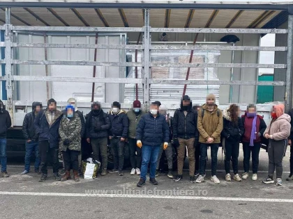 Douăzeci şi doi de cetăţeni străini, depistaţi ascunşi în automarfare la Nădlac II