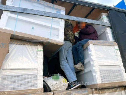 Douăzeci și șase de refugiați au încercat să treacă în Ungaria, ascunşi într-un camion încărcat cu frigidere
