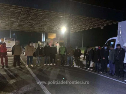 Douăzeci și șase de refugiați, depistaţi la Nădlac ascunşi într-o autoutilitară cu piese auto