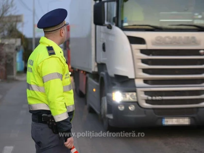 Douăzeci și trei de cetăţeni străini, depistaţi ascunşi într-un TIR încărcat cu piese auto