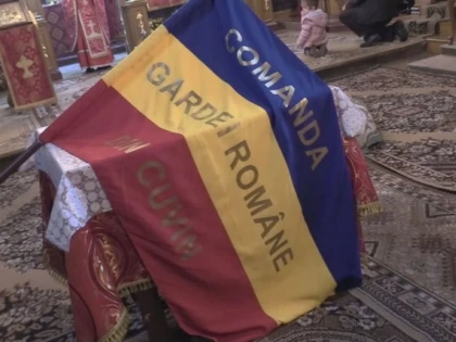 Drapelul din 1918 al Comandei Gărzii Naționale Cuvin, reconstituit și repus în biserică