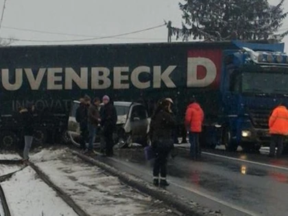 Drum blocat la Sâmbăteni! Accident între două autotrenuri și un autoturism