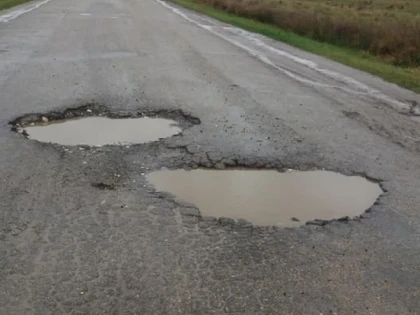 Drum judeţean din Arad, plin de gropi. „Nici Poliţia nu stă la pândă”