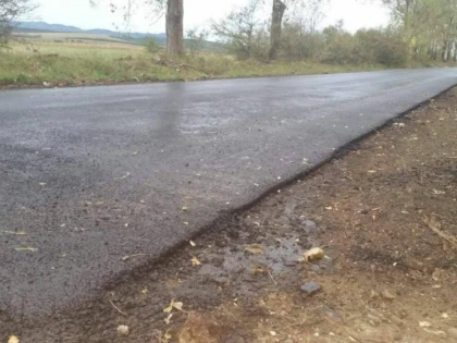 Drum judeţean, reabilitat în batjocură. Grosimea asfaltului, doar trei centimetri!