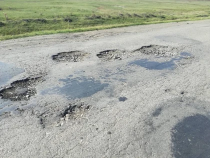 Drumul Judeţean Zărand-Cintei are sute de gropi pe o lungime de doar şapte kilometri!