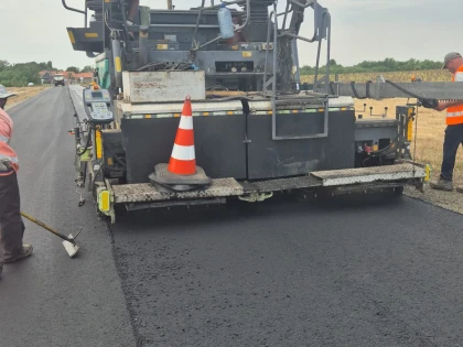 Drumul Satu Nou–Vânători intră în etapa finală. A început așternerea stratului de uzură