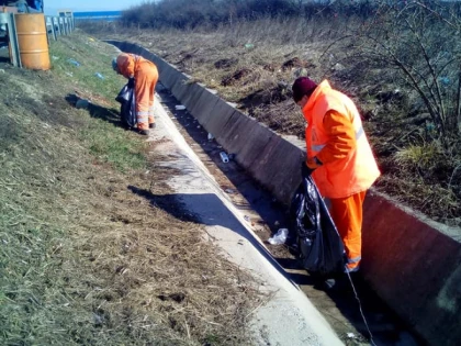 Drumul spre Vama Nădlac, transformat în groapă de gunoi