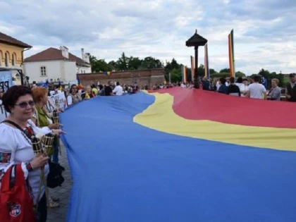 Drumul Unirii, refăcut cu căruțe și drapele interbelice