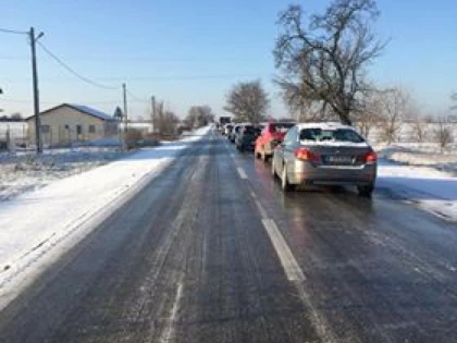 Drumurile județene sunt deszăpezite doar în acte. Arad - Șiria a devenit patinoar