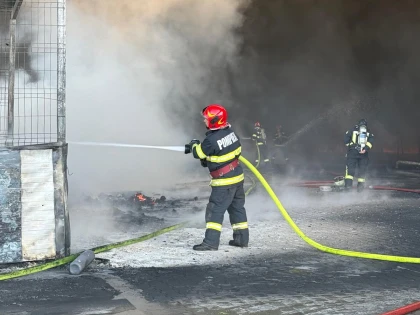 DSP Arad: Recomandări pentru populație după incendiul izbucnit la depozitul de polistiren 