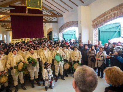 Dubașii din Săvârșin au colindat Familia Regală în Ajun de Crăciun