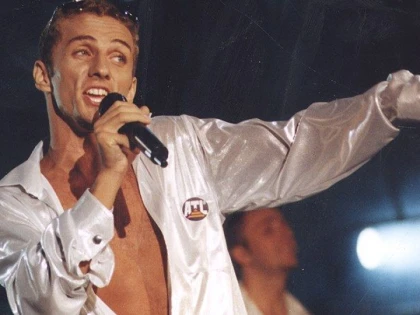 DUPA CE A CHELTUIT TOTI BANII PE PIESA CU CARE VA CONCURA LA EUROVISION, MIHAI TRAISTARIU RASUFLA USURAT CA VA PRIMI MANCARE SI CAZARE GRATUIT