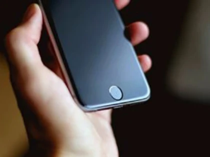 După ce a furat un telefon, a dat nas în nas cu polițiștii