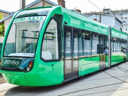 După îndelungi tergiversări, bucureștenii vor circula cu tramvaie noi produse la Arad