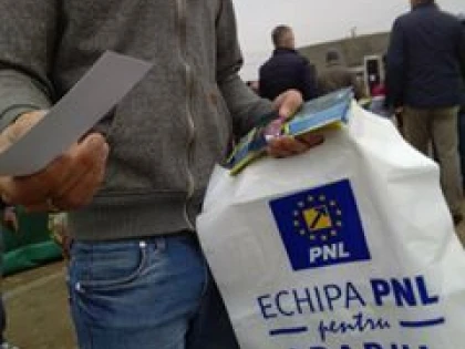 DUPĂ SLOGAN, PNL A FURAT ŞI STARTUL CAMPANIEI. LIBERALII UMBLĂ CU PUNGA DE UN LEU DUPĂ VOTURI