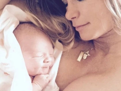 E ADORABIL! PRIMA POZA CU BAIETELUL MODELULUI MARISA MILLER