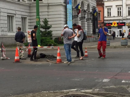 E cu ochii pe noi ca pe „butelie”! Falcă citeşte zi de zi livearad.ro