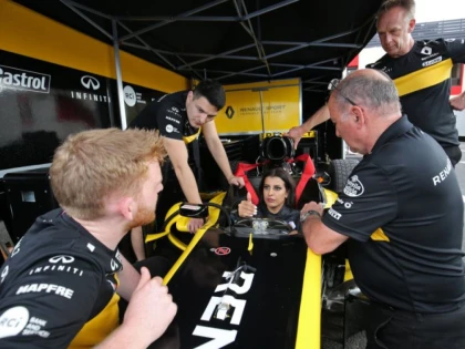 Ea este prima femeie saudită care a urcat la volanul unei mașini de Formula 1
