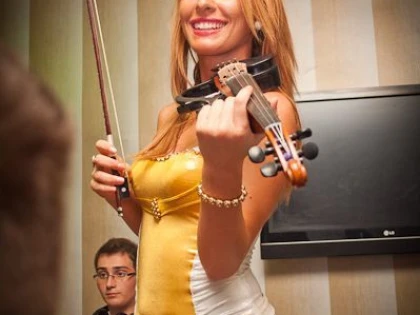 EA ESTE SEXY-REGINA COARDELOR! AMADEEA VIOLIN FACE BANI FRUMOSICU VIOARA IN CLUBURI