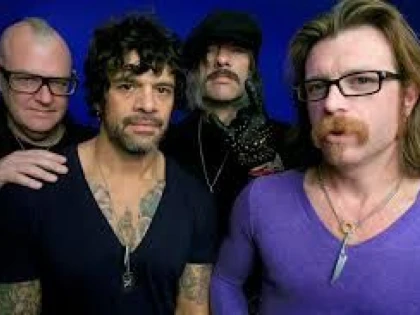 "EAGLES OF DEATH METAL" VOR SA CONCERTEZE LA REDESCHIDEREA SALII BATACLAN