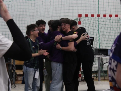 Echipa de robotică Delta Force, câștigătoare a Regionalei de Vest și calificată la Campionatul Național FIRST Tech Challenge