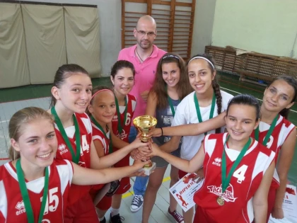ECHIPA LICEULUI PEDAGOGIC ARAD A CASTIGAT CUPA SPORTSIN LA BASCHET
