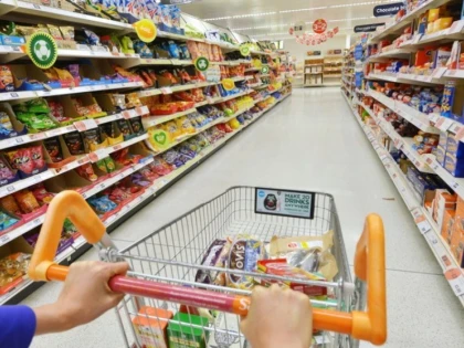 Economia continuă să încetinească: Consumul populației a scăzut pentru a 11-a lună consecutiv