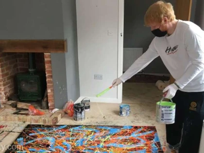 Ed Sheeran vinde una dintre picturile sale de artă abstractă în scopuri caritabile